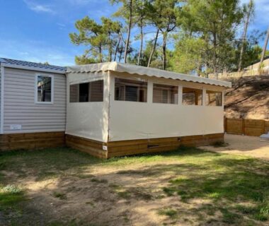Emplacement boisé avec mobil-home et terrasse couverte au ZEcamping 4 étoiles