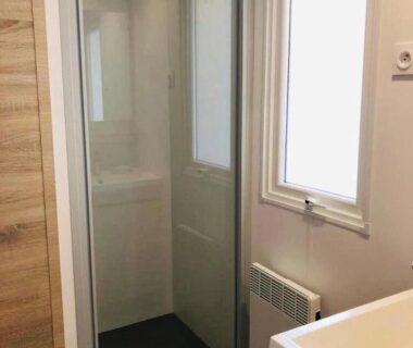 Salle de bain avec douche vitrée et lavabo au ZEcamping 4 étoiles 2km plage piscine chauffée animaux acceptés club enfant