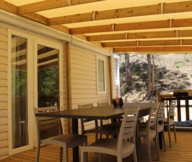 Terrasse couverte avec table et chaises du ZEcamping 4 étoiles
