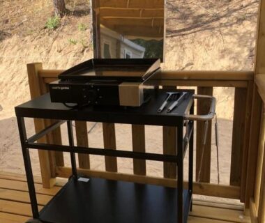 Terrasse en bois avec barbecue sur roulettes du ZEcamping 4 étoiles 2km plage piscine chauffée animaux acceptés club enfant