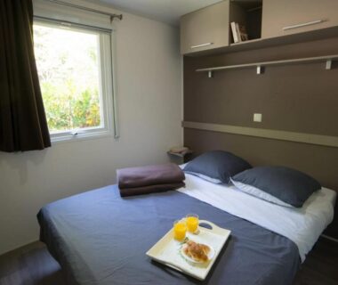 Chambre double avec plateau petit-déjeuner dans le mobil-home ZEcamping 4 étoiles