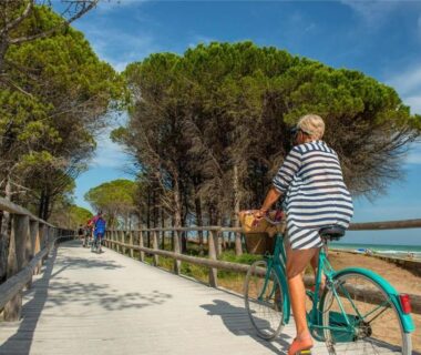 Passerelle bois bord de mer avec cycliste au ZEcamping 4 étoiles Accès direct plage