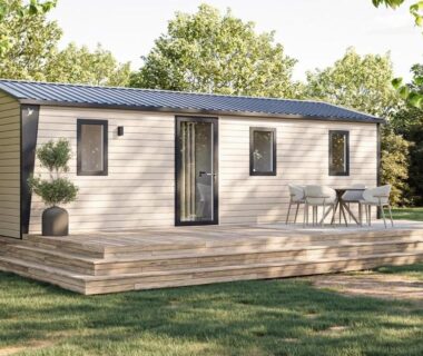 Mobil-home sur terrasse en bois dans parc au ZEcamping 4 étoiles Bord de Lac Top Parc Aqua Dog Friendly