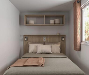 Chambre double avec lit et fenêtre dans le ZEcamping 4 étoiles Bord de Lac
