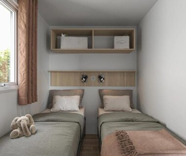 Chambre avec deux lits séparés dans le mobil-home du ZEcamping 4 étoiles Bord de Lac