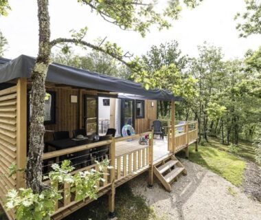 Terrasse de mobil-home dans les bois au ZEcamping 4 étoiles Familial Parc Aqua Esprit Champêtre Dog Friendly