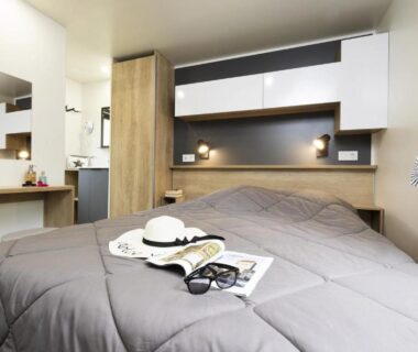 Intérieur chambre avec lit double et chapeau dans le mobil-home ZEcamping 4 étoiles Familial