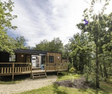 Terrasse en bois devant mobil-home dans sous-bois du ZEcamping 4 étoiles Familial Parc Aqua Esprit Champêtre Dog Friendly