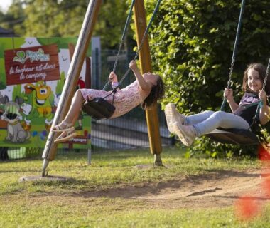 Aire de jeux avec balançoires au ZEcamping 4 étoiles Familial Parc Aqua Esprit Champêtre Dog Friendly