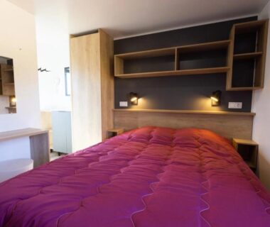 Intérieur chambre avec lit double dans le mobil-home ZEcamping 4 étoiles Familial - Parc Aqua - MH climatisé - Super