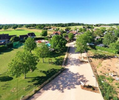 Vue aérienne du camping avec allée et arbres au ZEcamping 4 étoiles Familial Parc Aqua MH climatisé Super Dog Friendly