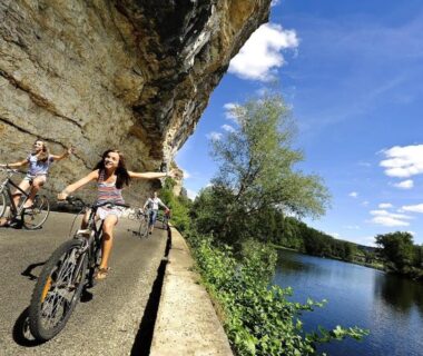 Cyclistes sur chemin riverain au bord de la rivière ZEcamping 4 étoiles Familial Parc Aqua MH climatisé Super Dog Friendly
