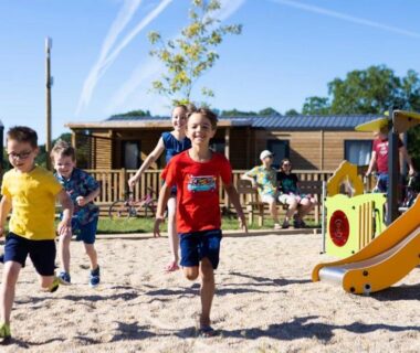 Jeux d'enfants au ZEcamping 4 étoiles Familial Parc Aqua MH climatisé Super Dog Friendly