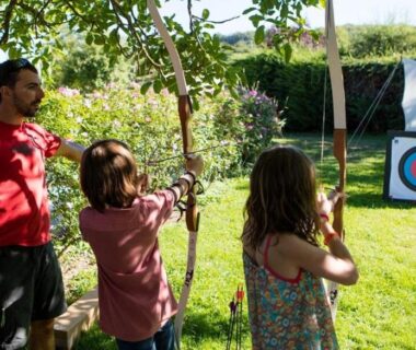En plein air enfants pratiquant le tir à l'arc au ZEcamping 4 étoiles Familial