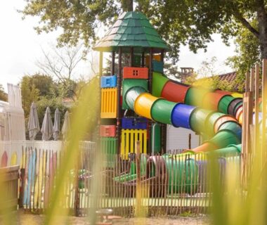 Aire de jeux avec toboggans colorés dans le ZEcamping 4 étoiles Familial Plage à 4 km Parc aquatique Dog friendly
