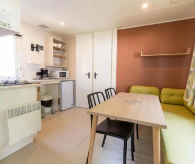 Intérieur avec coin repas et kitchenette du ZEcamping 4 étoiles Familial