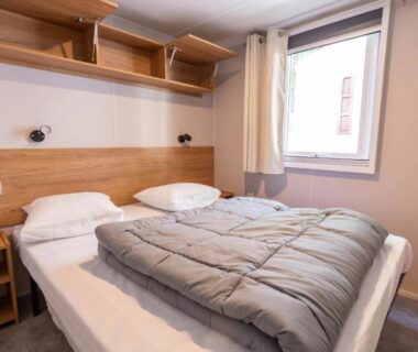 Chambre avec lits jumeaux et fenêtre dans le ZEcamping 4 étoiles Familial Plage à 4 km Parc aquatique Dog friendly