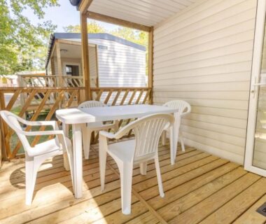 Terrasse de mobilhome avec table et chaises sur la parcelle du ZEcamping 4 étoiles Familial