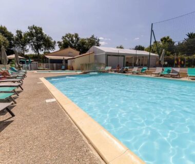 Piscine extérieure avec transats au ZEcamping 4 étoiles Familial