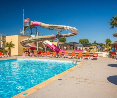 Piscine extérieure avec toboggans et transats au ZEcamping 4 étoiles Parc Aqua MH climatisé Plage proche Dog Friendly
