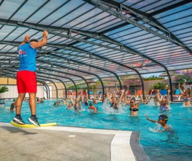 Piscine couverte avec cours d'aquagym au ZEcamping 4 étoiles Parc Aqua