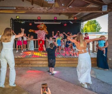 Scène couverte avec enfants en animation au ZEcamping 4 étoiles Parc Aqua