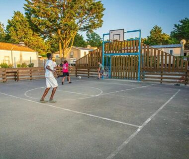 Terrain multisport extérieur avec joueurs au ZEcamping 4 étoiles Parc Aqua MH climatisé Plage proche Dog Friendly