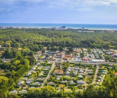 Vue aérienne des mobil-homes et du littoral au ZEcamping 4 étoiles Parc Aqua