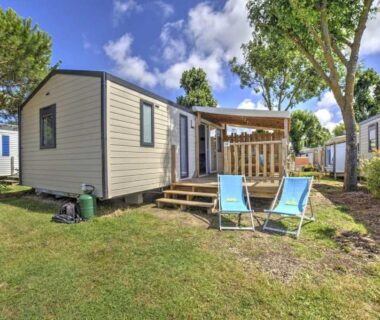 Terrasse du mobil home avec chaises longues au ZEcamping 4 étoiles