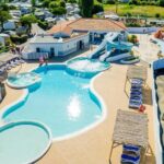 Parc aquatique extérieur avec piscine et toboggans au ZEcamping 4 étoiles