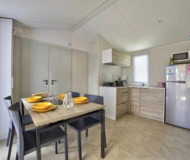 Intérieur avec coin repas et kitchenette du ZEcamping 4 étoiles