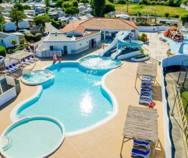 Parc aquatique extérieur avec piscine et toboggans au ZEcamping 4 étoiles