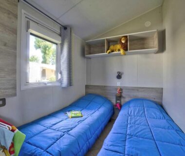 Chambre avec deux lits simples dans l'hébergement ZEcamping 4 étoiles