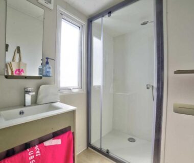 Salle de bains douche et lavabo au ZEcamping 4 étoiles Parc Aquatique Plage à 700 m Piscine couverte