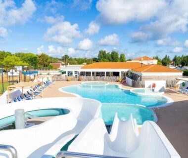 Parc aquatique extérieur avec toboggans et piscine au ZEcamping 4 étoiles