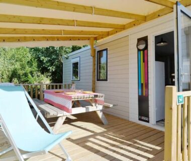 Terrasse couverte avec table et chilienne du ZEcamping 4 étoiles à Carnac