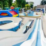 Piscine et toboggans aquatiques dans l'enceinte du ZEcamping 4 étoiles