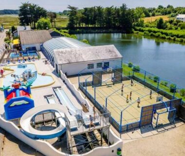 Bord du lac avec toboggans et bassin extérieur au ZEcamping 4 étoiles