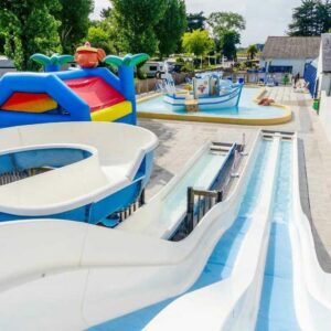 Piscine et toboggans aquatiques dans l'enceinte du ZEcamping 4 étoiles