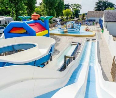 Piscine et toboggans aquatiques dans l'enceinte du ZEcamping 4 étoiles