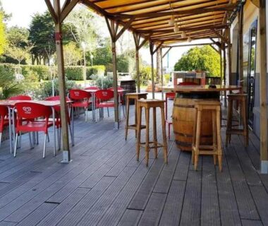 Terrasse couverte avec tables et chaises au ZEcamping 4 étoiles Piscine couverte Carnac à 5mn Plage à 1 km
