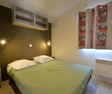 Chambre double dans mobil home climatisé du ZEcamping 4 étoiles Top Parc Aqua