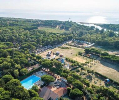 Piscine extérieure et parc arboré près de la plage au camping ZEcamping 4 étoiles
