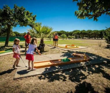 Aire de jeux extérieure avec enfants dans le camping ZEcamping 4 étoiles Top Parc Aqua