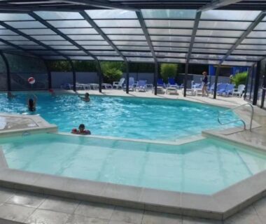 Piscine couverte avec bassin et bain à remous au ZEcamping 4 étoiles