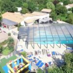 Piscine couverte avec transats et aire de jeux au ZEcamping 4 étoiles animaux acceptés bain à remous sauna et solarium