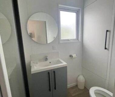 Salle de bain avec lavabo douche et toilettes du ZEcamping 4 étoiles animaux acceptés bain à remous sauna et solarium