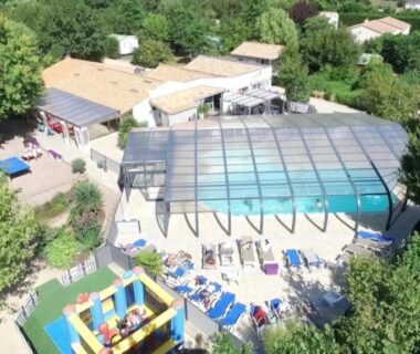Piscine couverte avec transats et aire de jeux au ZEcamping 4 étoiles animaux acceptés bain à remous sauna et solarium