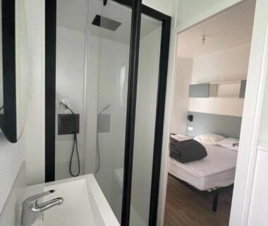 Salle de bain avec douche et lavabo dans ZEcamping 4 étoiles animaux acceptés bain à remous sauna et solarium
