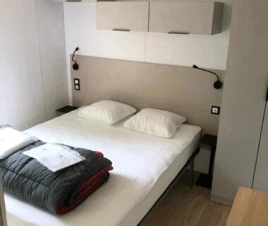 Chambre double moderne avec lit et rangements au ZEcamping 4 étoiles animaux acceptés bain à remous sauna et solarium